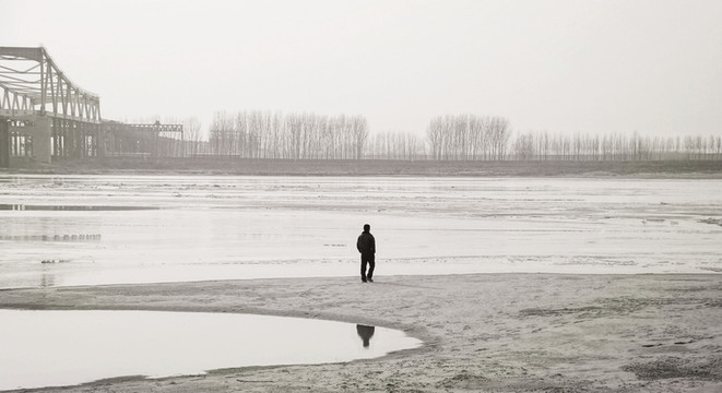 河邊人影
