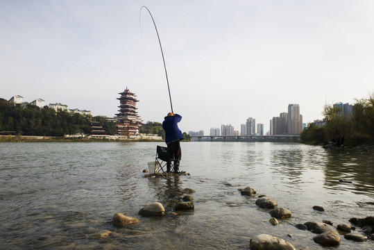 正在釣魚的老人