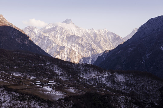 虎牙大峽谷 小村莊與雪山