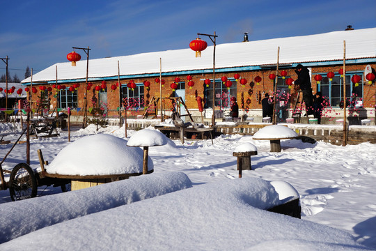 冷極人家院落雪景