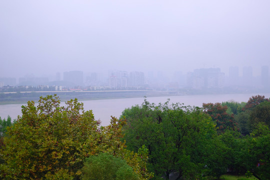 雨霧中的湘江風(fēng)光