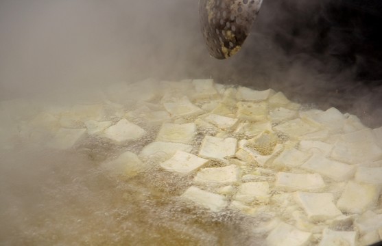炸豆腐之油鍋里的豆腐