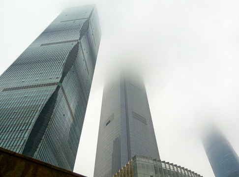 云霧中的高樓大廈