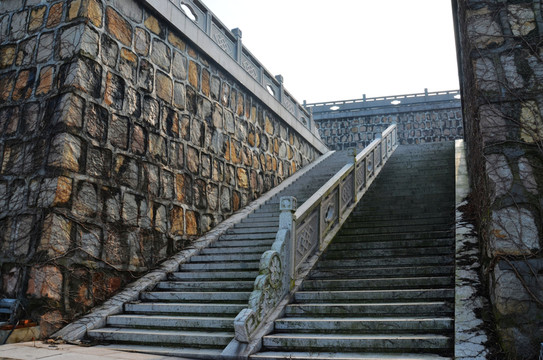 石墻石階