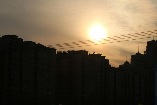 夕陽映襯下的樓房