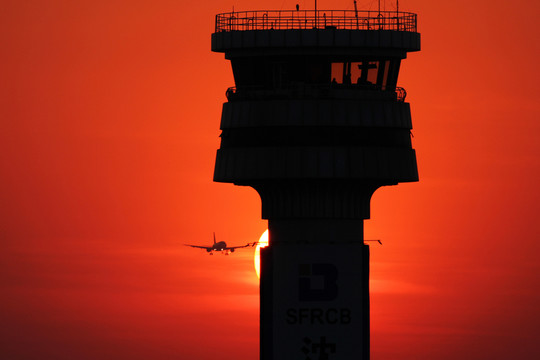 夕陽中的空管塔臺