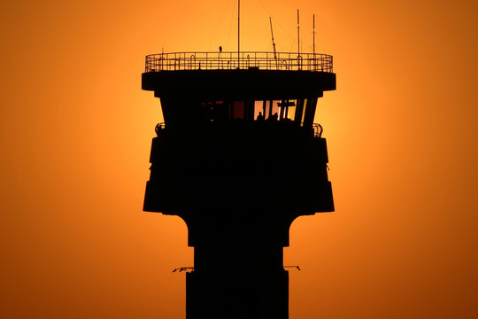夕陽中的空管塔臺