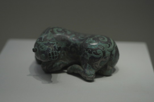 錯銀臥牛青銅鎮(zhèn)
