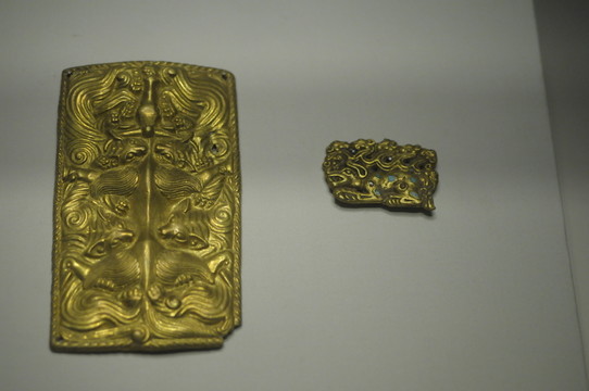 狼噬牛紋金牌飾