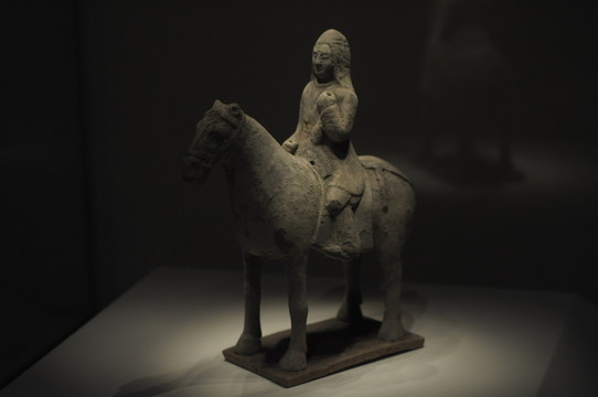 陶騎馬武士俑