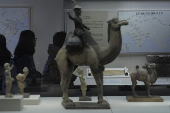 胡人騎駱駝俑