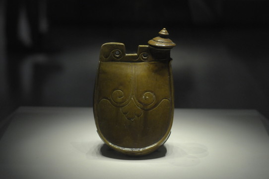 褐釉雞冠壺