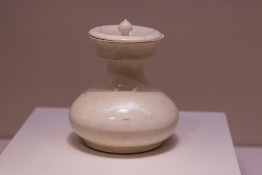白瓷唾壺