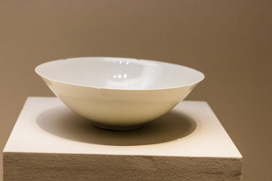 白釉葵口碗