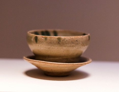 青白釉綠彩瓷帶托茶盞