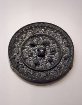 瑞獸葡萄紋青銅鏡