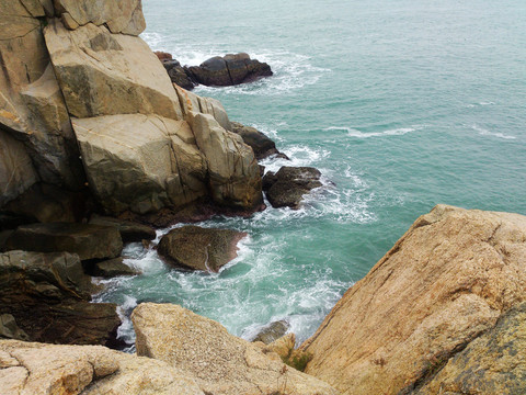 荒島懸崖觀海浪