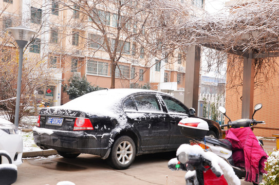 雪后的居民小區(qū)
