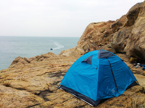 海邊山崖上帳篷露營