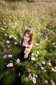 花海里的少女