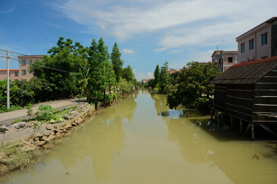 藍(lán)天白云河涌村落