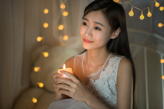 雙手捧蠟燭的少女