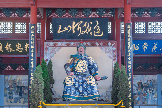 岳飛塑像