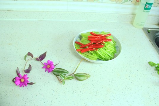 芹菜炒辣椒 食材