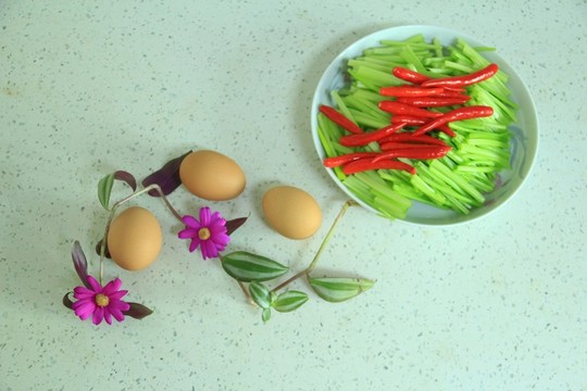 芹菜炒雞蛋 食材