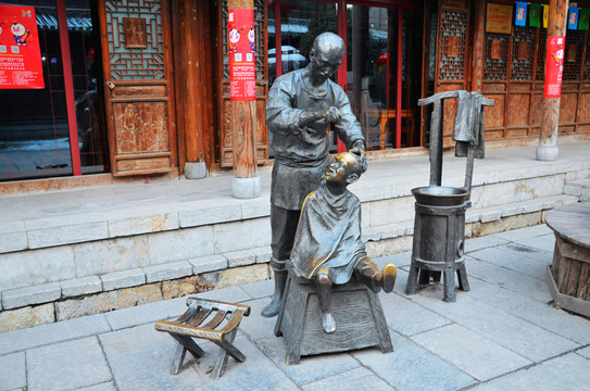 古鎮(zhèn)剃頭匠銅像