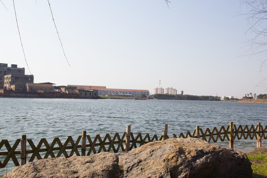 公園 湖水 建筑 藍(lán)天
