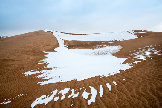戈壁灘雪景