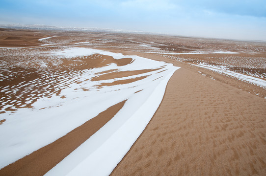 戈壁灘雪景