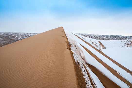 戈壁灘雪景