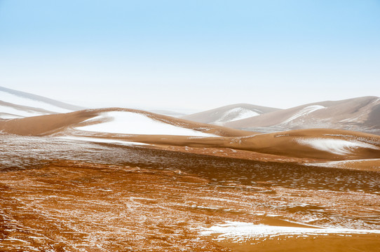 戈壁灘雪景