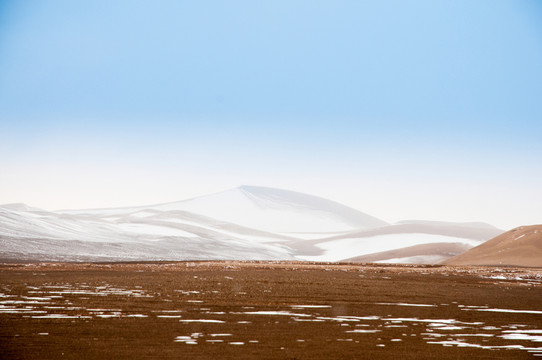 戈壁灘雪景