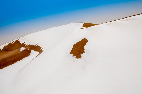 戈壁灘雪景