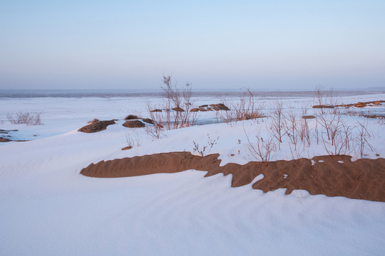 戈壁灘雪景