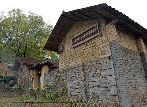 原生態(tài)土房子