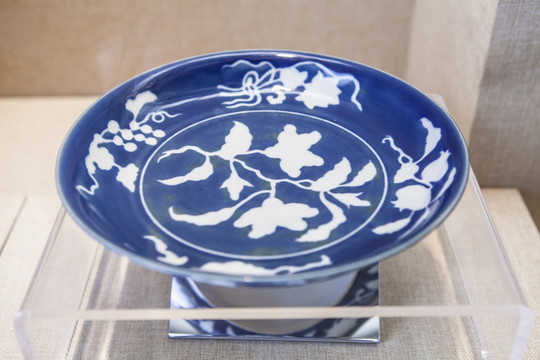 景德鎮(zhèn)官窯藍(lán)地白花盤 明 宣德