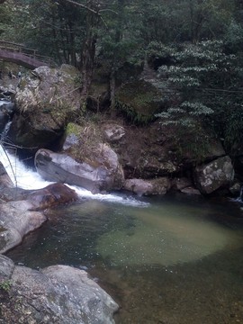 山間流泉