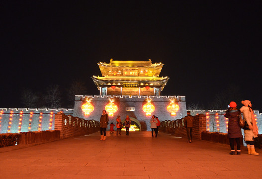 臺(tái)兒莊古城門(mén)夜景