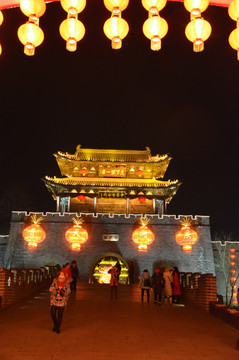 臺(tái)兒莊古城門(mén)夜景