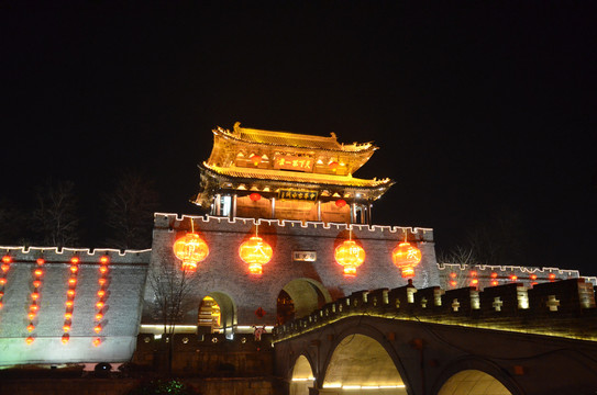 臺(tái)兒莊古城門夜景