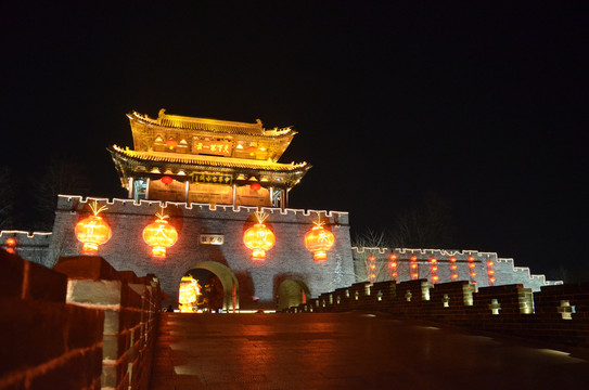 臺(tái)兒莊古城門(mén)夜景