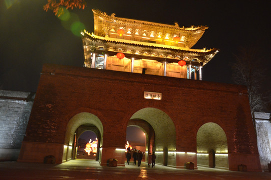 臺(tái)兒莊古城門(mén)夜景