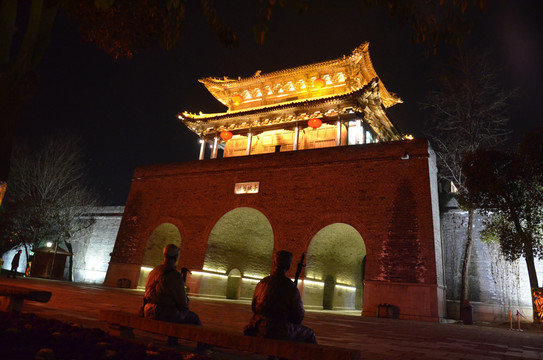 臺(tái)兒莊古城門(mén)夜景