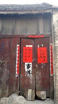 老街古木門