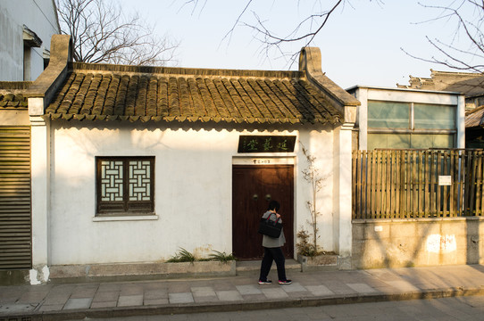 行人經(jīng)過 古鎮(zhèn)建筑