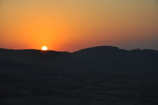 山村日出